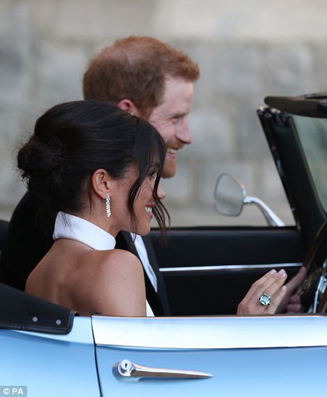 Váy trắng tinh tế cùng khuyên tai có giá 1,5 tỷ, tân công nương Meghan Markle thu hút mọi con mắt tại buổi tiệc sau lễ cưới Váy trắng tinh tế cùng khuyên tai có giá 1,5 tỷ, tân công nương Meghan Markle thu hút mọi con mắt tại buổi tiệc sau lễ cưới